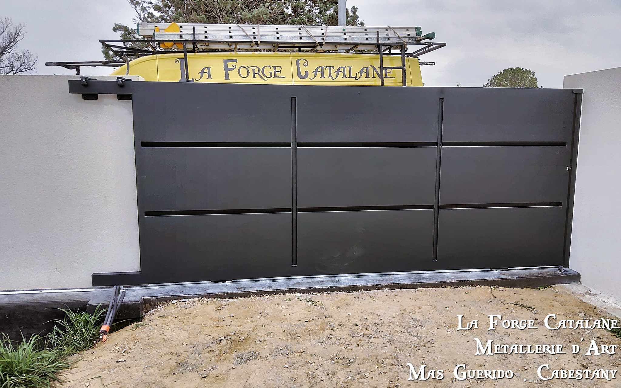 portail coulissant caissoné double faces forge catalane.jpg